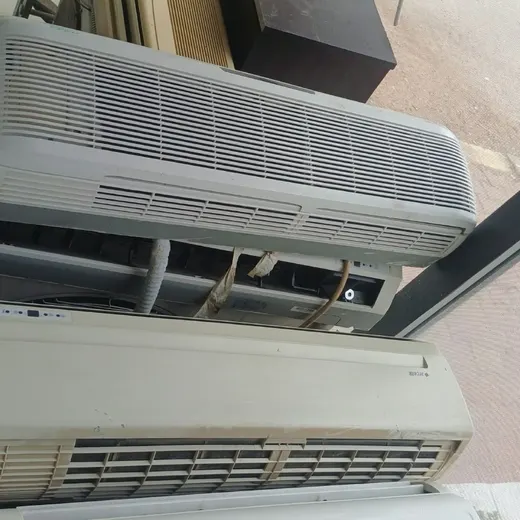 Üst üste konmuş eski split klima iç üniteleri